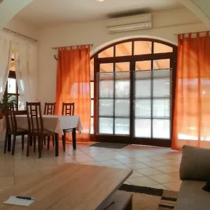 https://apartment-sandra-umag-52470.in-istria.net